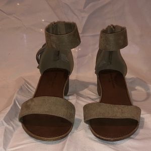 Women's Flat Sandals - Brown